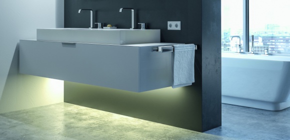 Marmur, czerń i nowoczesne technologie. Trendy 2022 w aranżacji łazienki